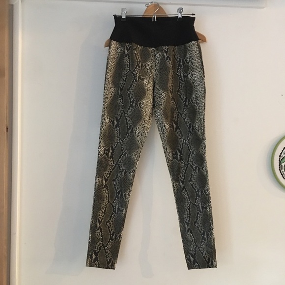 LIKE NEW Assets by SPANX Faux Leather Snake Print Slimming Shaping Leggings - Picture 4 of 9
